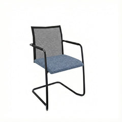 Stoel slede frame met armleggers, zwart frame met blauw stoffering op de zitting en hoge rugleuning met netbespanning.