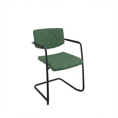 Stoel met slede frame met armleggers, zwart frame en groene stoffering