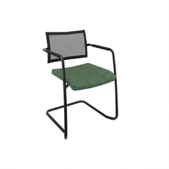 Stoel slede frame met armleggers, zwart frame met groene stoffering op de zitting en rugleuning met netbespanning.