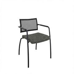 Vergaderstoel met zwart 4-poots frame en een zwart gestoffeerde zitting met een lage rugleuning van net bespanning.