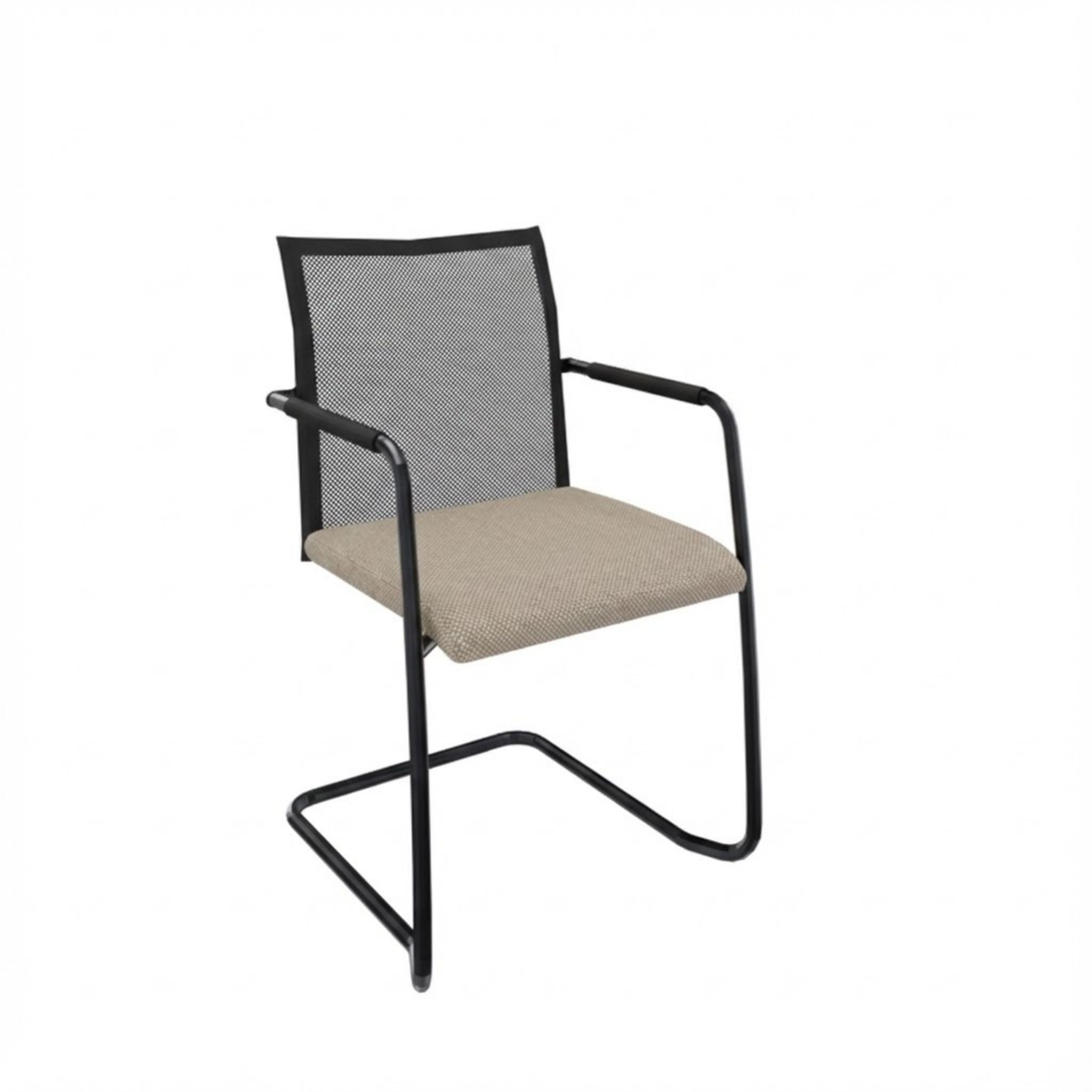 Stoel slede frame met armleggers, zwart frame met lichtgrijze stoffering op de zitting en hoge rugleuning met netbespanning.