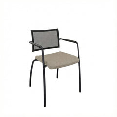 Vergaderstoel met zwart 4-poots frame en een lichtgrijs gestoffeerde zitting met een lage rugleuning van net bespanning.