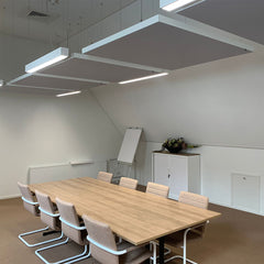 Akoestische plafondeilanden inclusief bevestigingskabels.