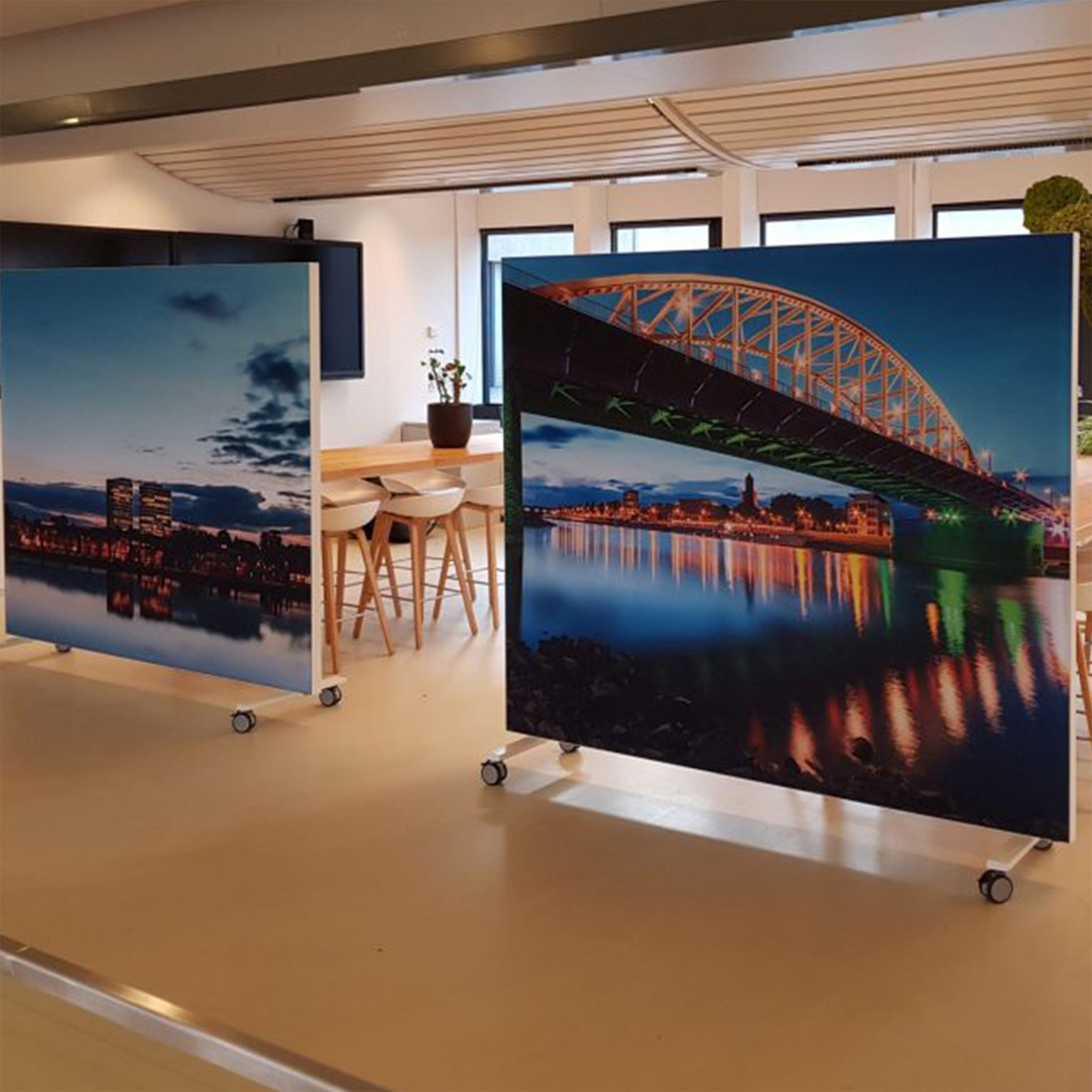 Akoestische scheidingswand met afbeelding voor kantoor, school of zorg.