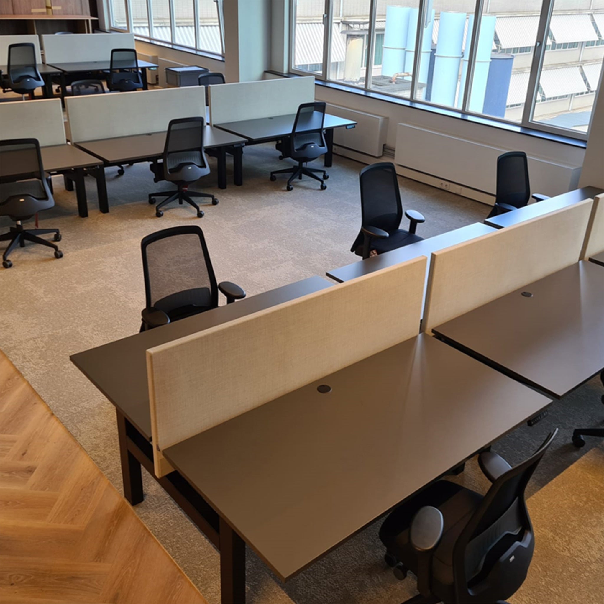 Akoestische tussenwand bureauscherm rondom gestoffeerd magnetisch.