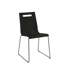 Kevin stapelbare stoel in Donker beuken kuip met handgreep en zwart sledeframe.