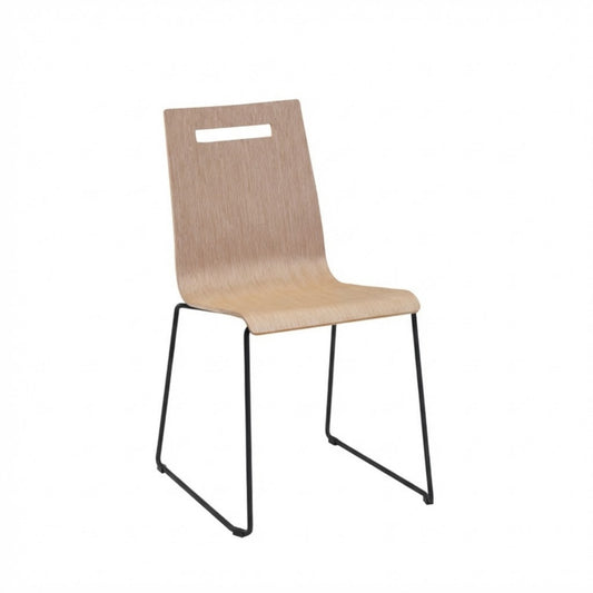 Kevin stapelbare stoel in licht eiken kuip met handgreep en zwart sledeframe.