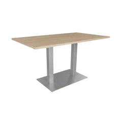 Rechthoekige tafel licht eiken met mat aluminium dubbele kolomvoet RAL 9006.