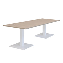 Rechthoekige vergadertafel/kantinetafel met witte kolompoten (RAL 9010) en vierkante voetplaat.