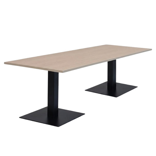 Rechthoekige vergadertafel/kantinetafel met zwarte kolompoten (RAL 9005) en vierkante voetplaat.