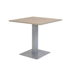 Vierkante vergader-/kantine tafel met licht blad en witte metalen kolomvoet (RAL 9006).