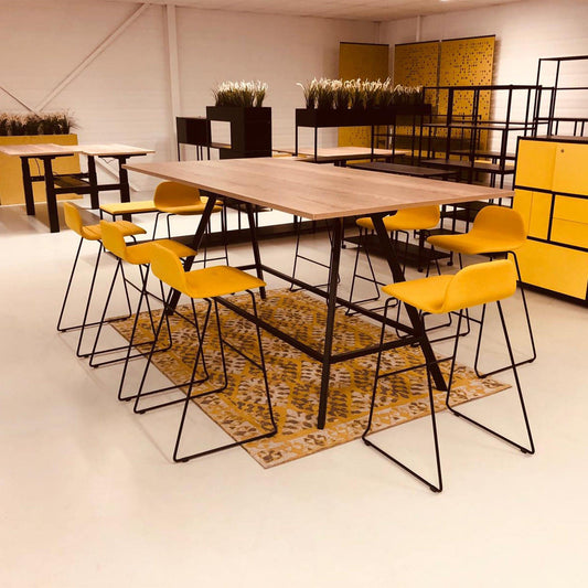 Hoge rechte vergadertafel.