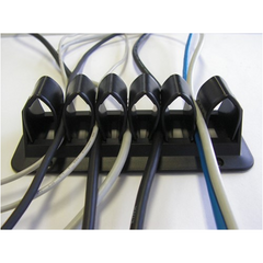 Kabelklemmen onder bureau