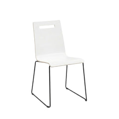 Kevin stapelbare stoel in witte kuip met handgreep en zwart sledeframe.