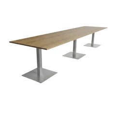 Lange rechthoekige vergader-/kantinetafel met drie aluminium kolompoten (RAL 9006).