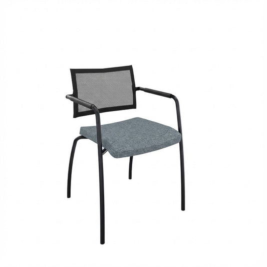 Vergaderstoel met zwart 4-poots frame en een blauw gestoffeerde zitting met een lage rugleuning van net bespanning.