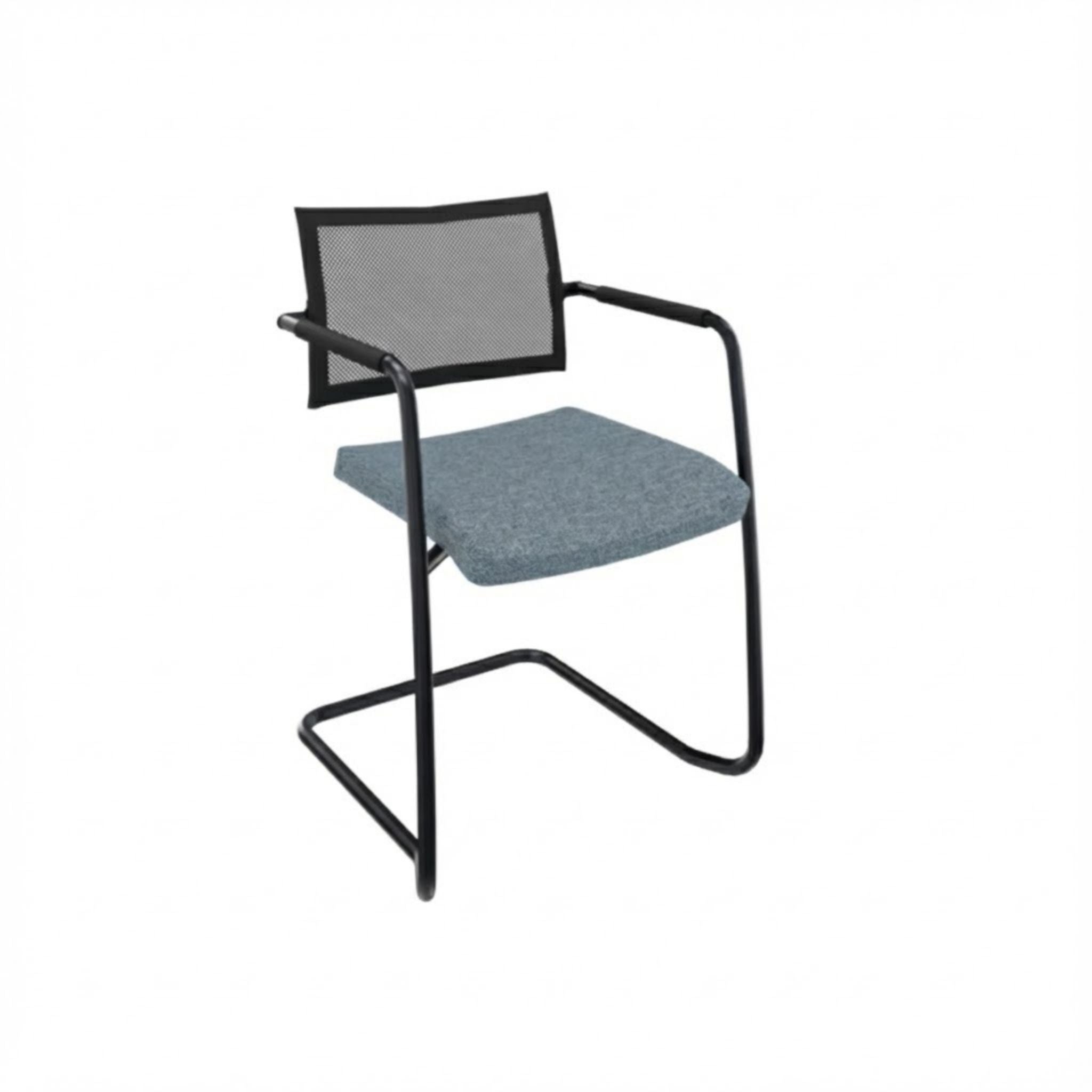 Stoel slede frame met armleggers, zwart frame met blauw stoffering op de zitting en rugleuning met netbespanning.