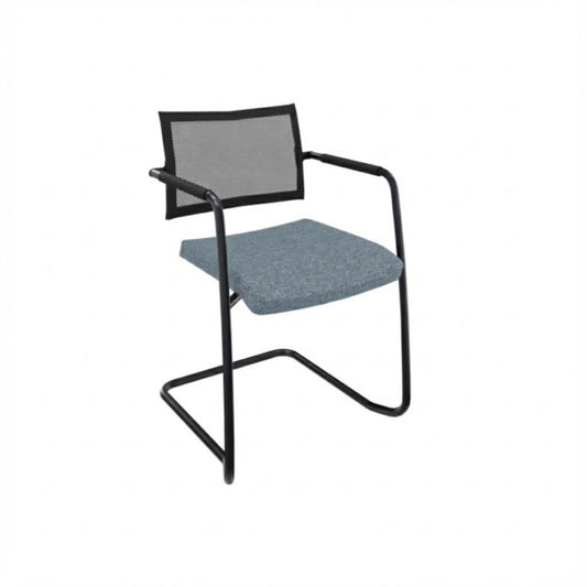 Stoel slede frame met armleggers, zwart frame met blauw stoffering op de zitting en rugleuning met netbespanning.