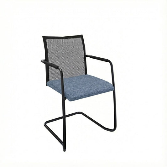 Stoel slede frame met armleggers, zwart frame met blauw stoffering op de zitting en hoge rugleuning met netbespanning.