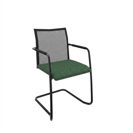 Stoel slede frame met armleggers, zwart frame met groene stoffering op de zitting en hoge rugleuning met netbespanning.