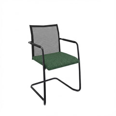 Stoel slede frame met armleggers, zwart frame met groene stoffering op de zitting en hoge rugleuning met netbespanning.