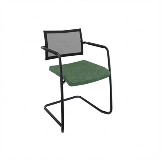 Stoel slede frame met armleggers, zwart frame met groene stoffering op de zitting en rugleuning met netbespanning.