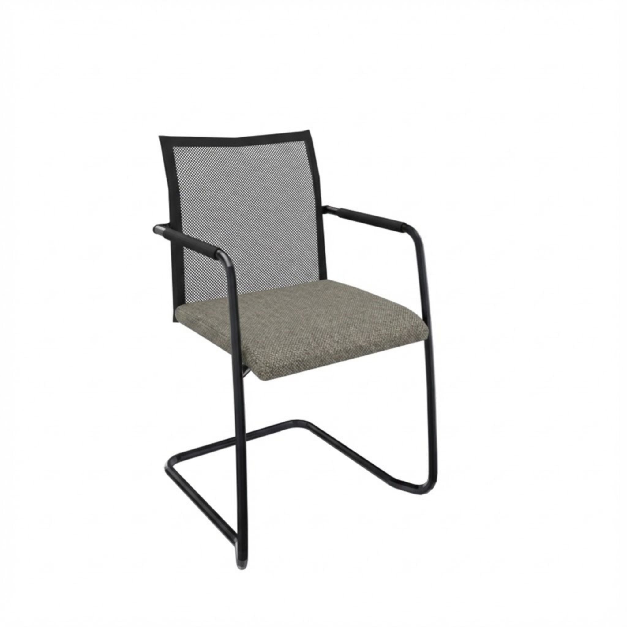 Stoel slede frame met armleggers, zwart frame met grijze stoffering op de zitting en hoge rugleuning met netbespanning.