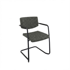 Stoel met slede frame met armleggers, zwart frame en zwarte stoffering.