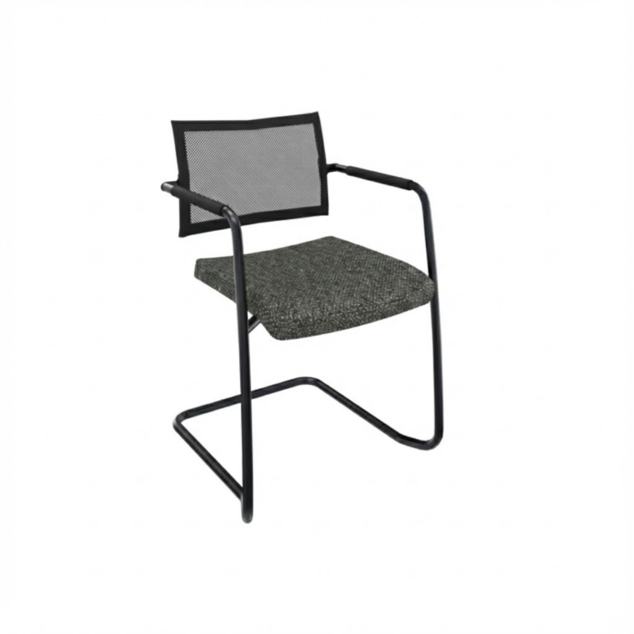 Stoel slede frame met armleggers, zwart frame met zwarte stoffering op de zitting en rugleuning met netbespanning.