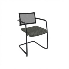 Stoel slede frame met armleggers, zwart frame met zwarte stoffering op de zitting en rugleuning met netbespanning.