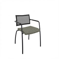 Vergaderstoel met zwart 4-poots frame en een grijs gestoffeerde zitting met een lage rugleuning van net bespanning.