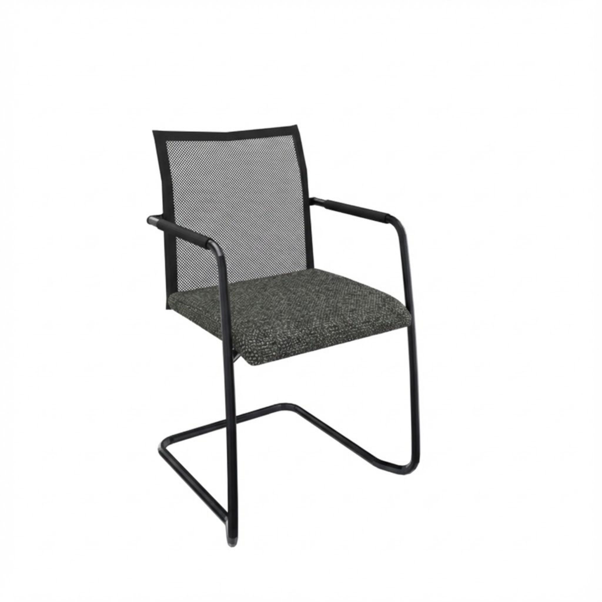 Stoel slede frame met armleggers, zwart frame met zwarte stoffering op de zitting en hoge rugleuning met netbespanning.