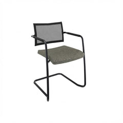 Stoel slede frame met armleggers, zwart frame met grijze stoffering op de zitting en rugleuning met netbespanning.