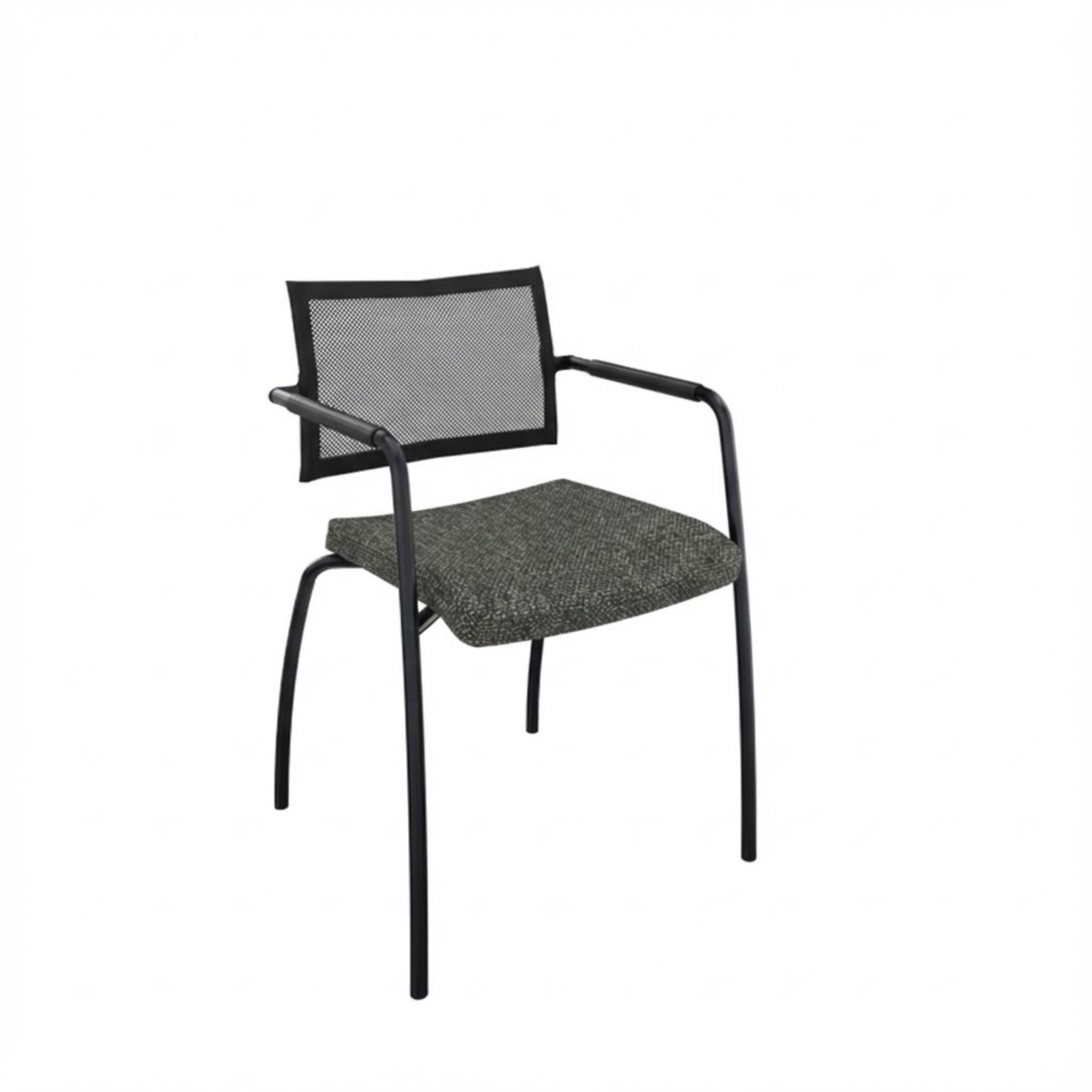 Vergaderstoel met zwart 4-poots frame en een zwart gestoffeerde zitting met een lage rugleuning van net bespanning.