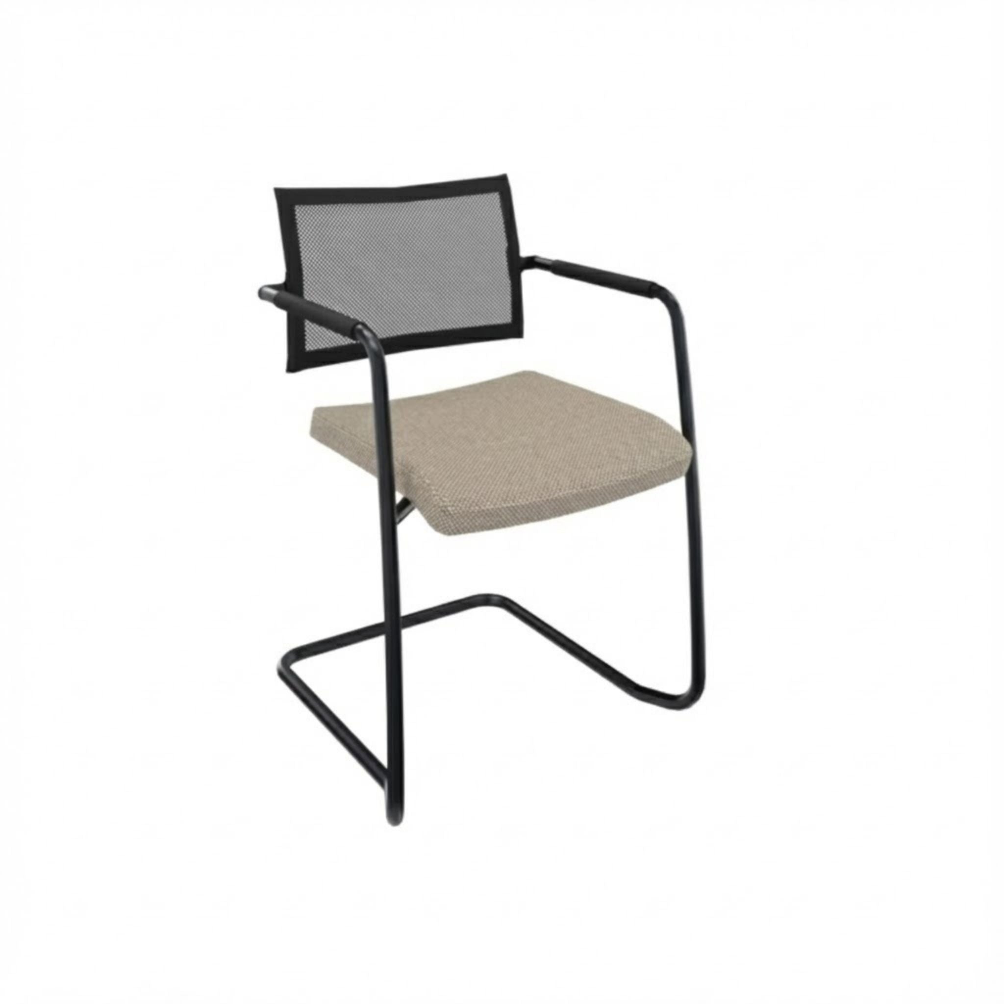 Stoel slede frame met armleggers, zwart frame met lichtgrijze stoffering op de zitting en rugleuning met netbespanning.