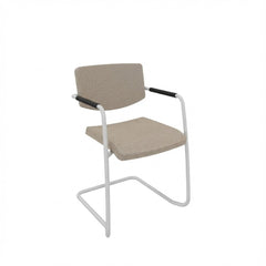 Stoel met slede frame met armleggers, wit frame en lichtgrijze stoffering.