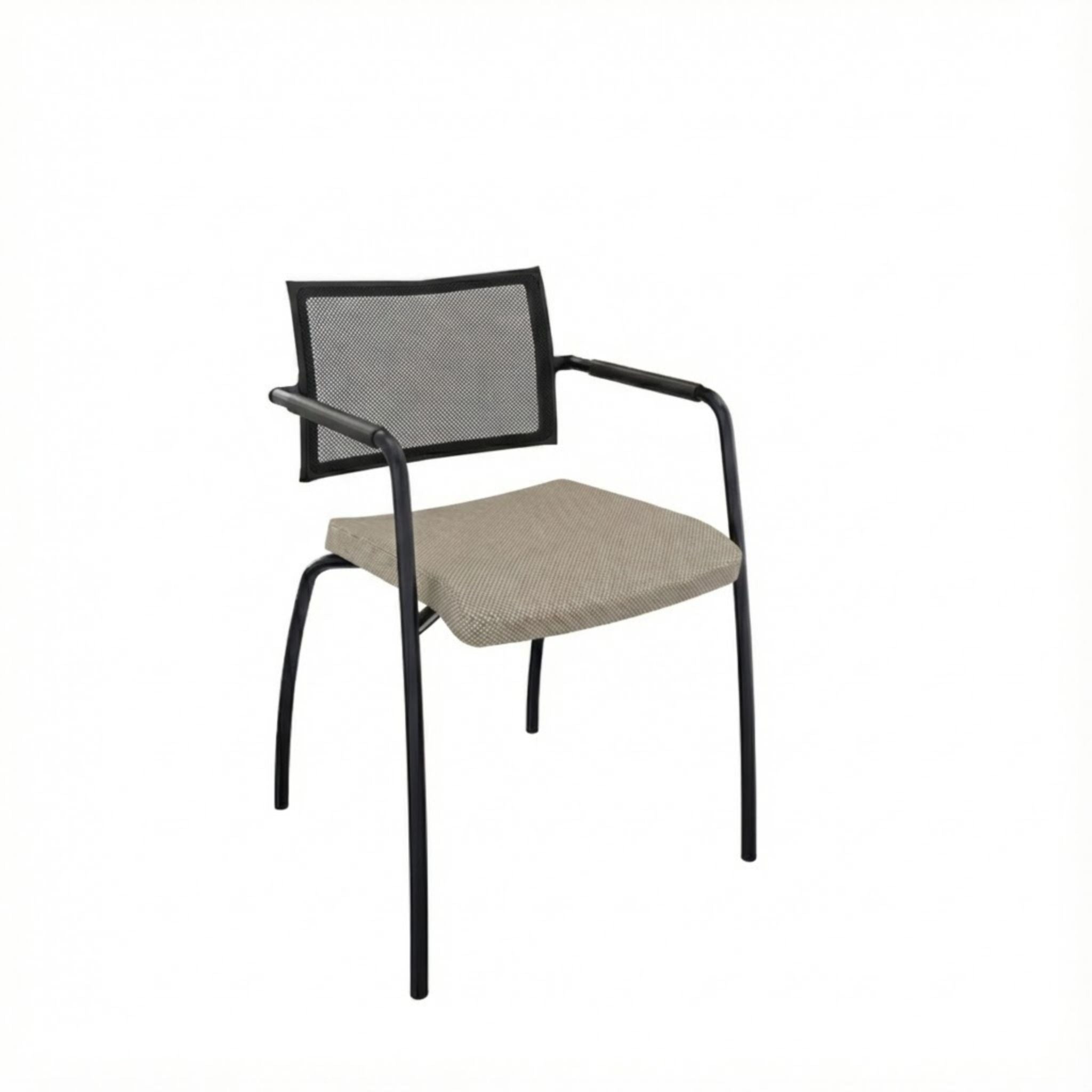 Vergaderstoel met zwart 4-poots frame en een lichtgrijs gestoffeerde zitting met een lage rugleuning van net bespanning.