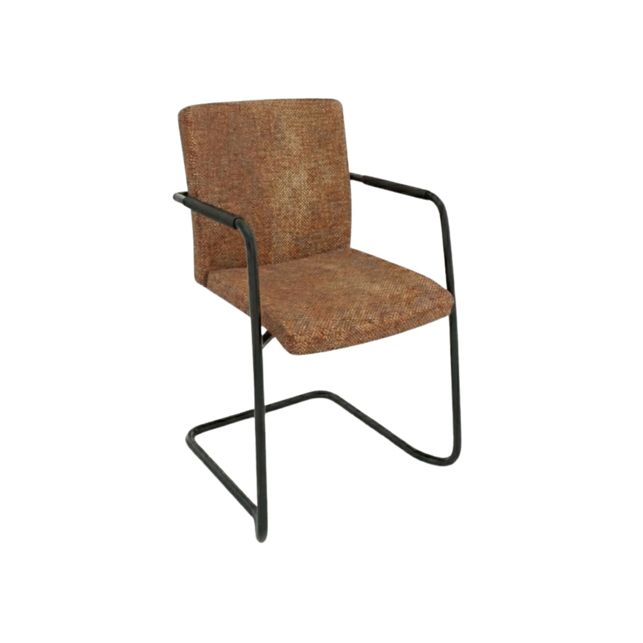 Vergaderstoel met een zwart slede frame en een bruine stoffering op zitting en rugleuning.