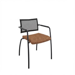 Vergaderstoel met zwart 4-poots frame en een bruin gestoffeerde zitting met een lage rugleuning van net bespanning.