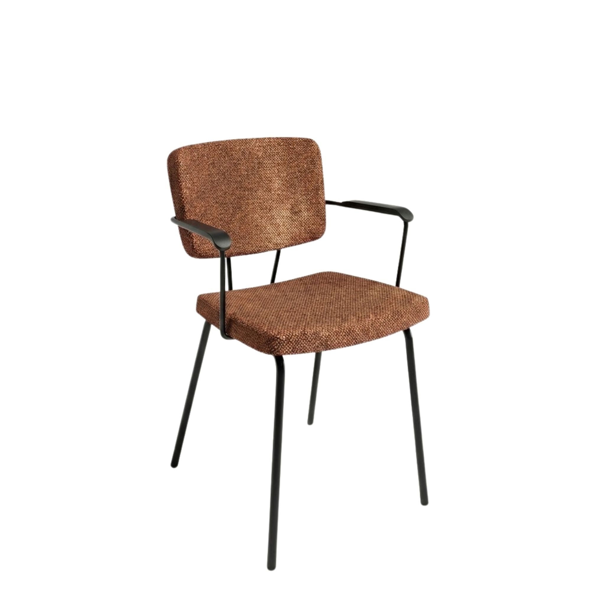 Stoel met armleuningen met zwart frame en bruine stof