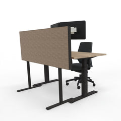 Akoestische bureaudivider bureuscherm  zand op hoge poten. 