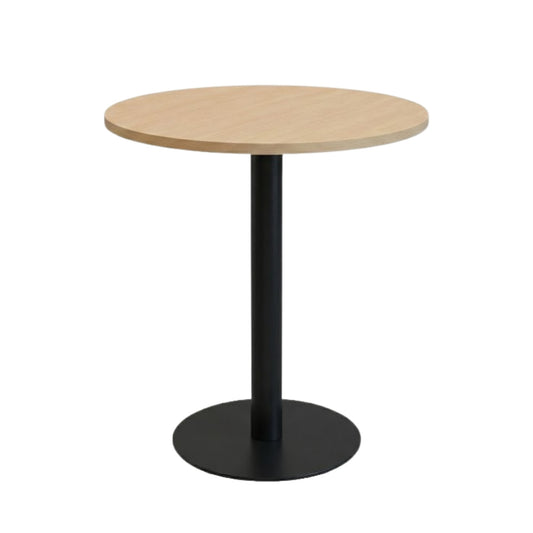 Hoge ronde kantinetafel licht eiken met zwarte ronde kolomvoet (RAL 9005).