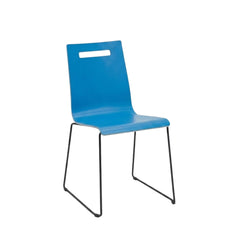 Kevin stapelbare stoel in blauwe kuip met handgreep en zwart sledeframe.