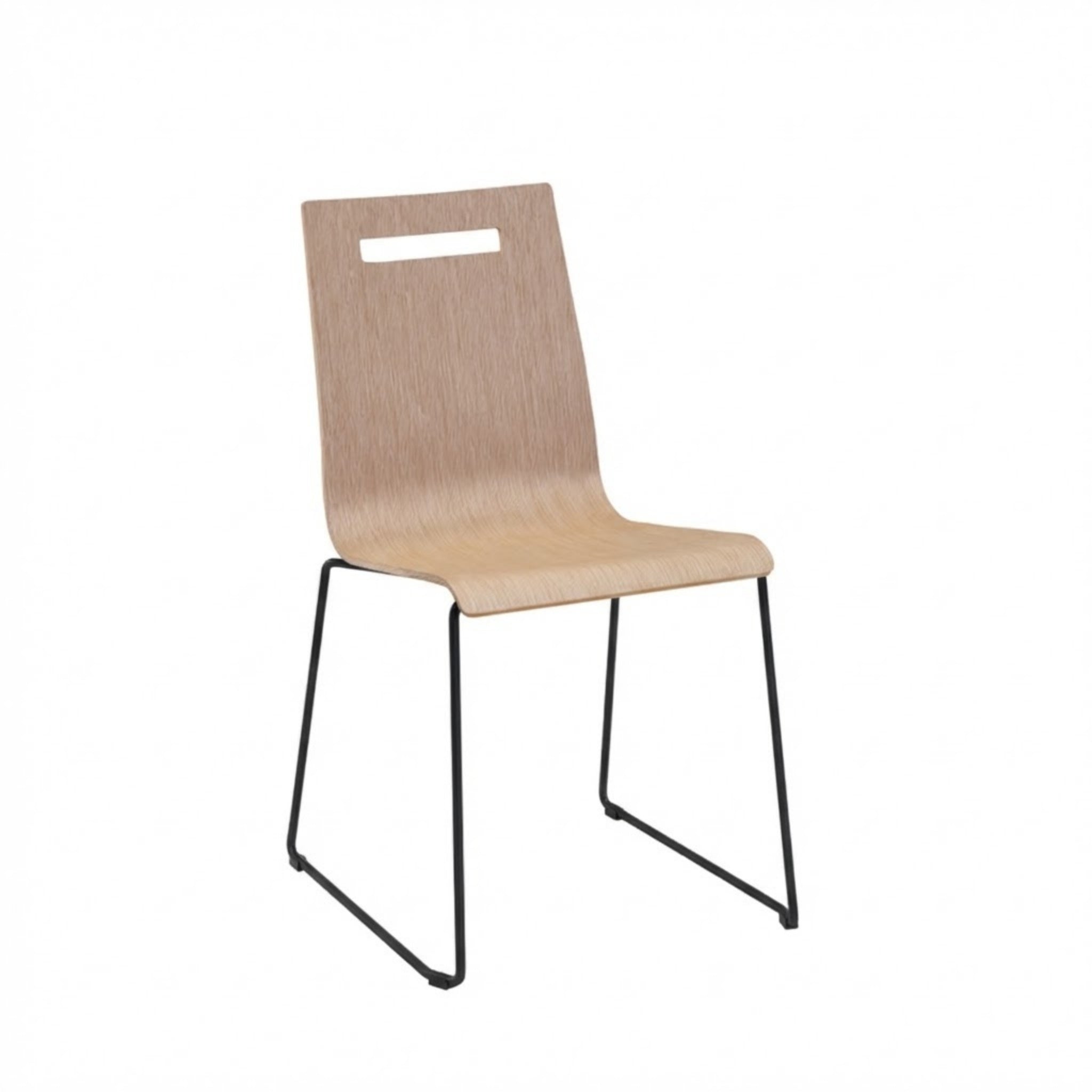 Kevin stapelbare stoel in licht eiken kuip met handgreep en zwart sledeframe.