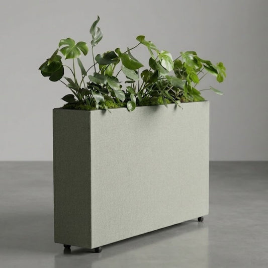 Moderne, geluidsabsorberende stoffen akoestische plantenbak op wieltjes, gevuld met Monstera planten.