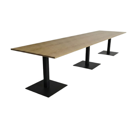Lange rechthoekige vergader-/kantinetafel met drie zwarte kolompoten (RAL 9005).